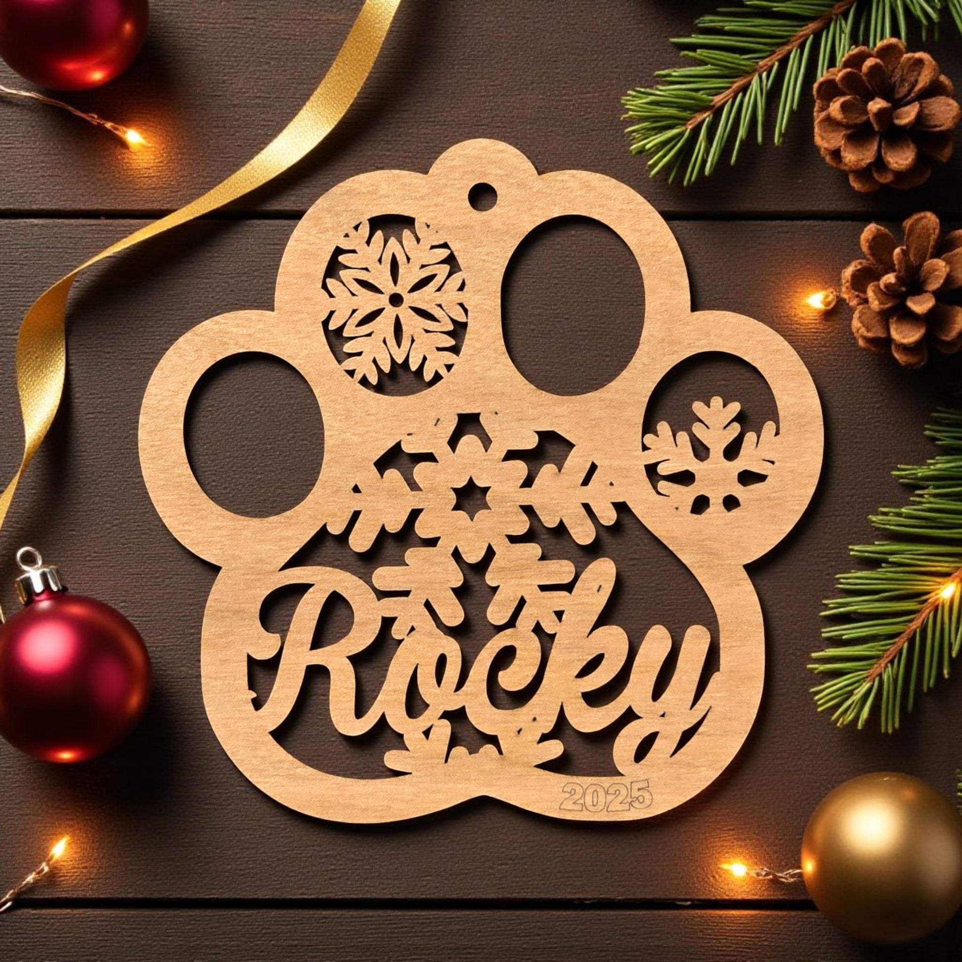 Wooden paw print ornament with text engraved – name Rocky | Ornemoi